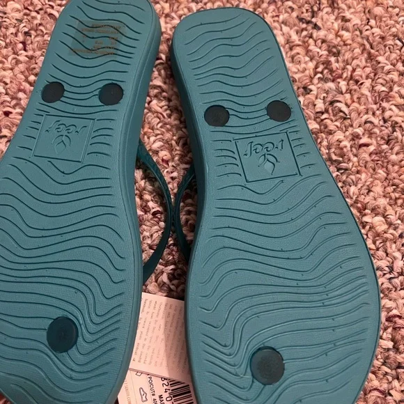 Brand new reef flip flops - Picture 5 of 5